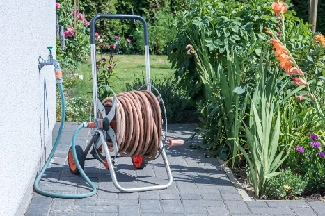 Gartenschlauch auf Aufroller